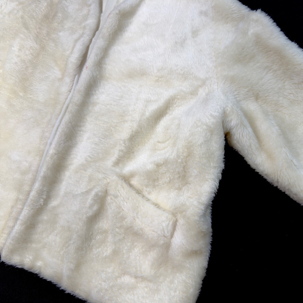 ⭐️Cream White Faux Fur Short Sleeve Jacket Size ? Brand ? Soft Plush Jacket Coat - Picture 2 of 9